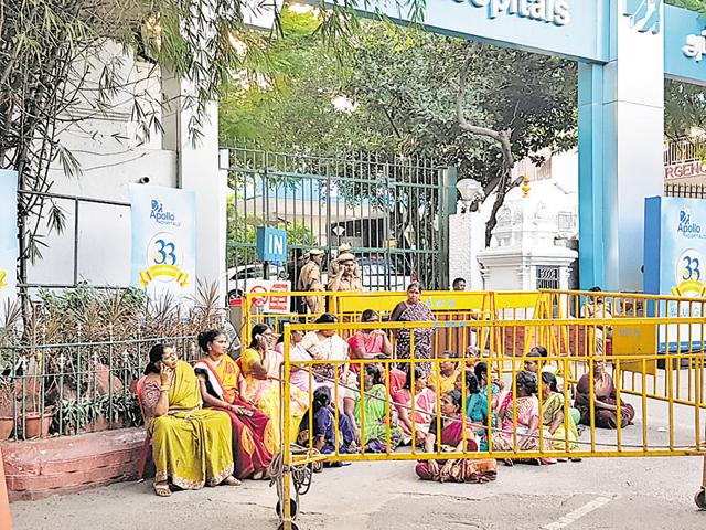 A group of AIADMK cadre members camps outside Apollo Hospital where Tamil Nadu chief minister Jayalalithaa is admitted.(Aditya Iyer/HT Photo)
