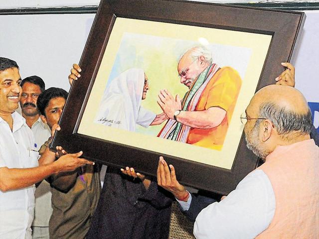 BJP national president Amit Shah receiving a painting at the NDA Kerala unit meeting in Kozhikode on Monday.(PTI)