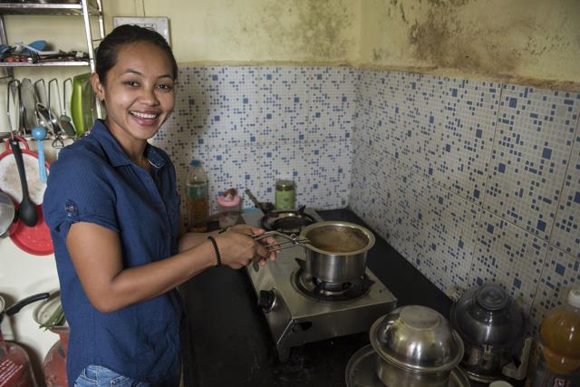 Sushila Chanu cooks for herself at her apartment in Mumbai’s Sion area. (Aalok Soni/HT)