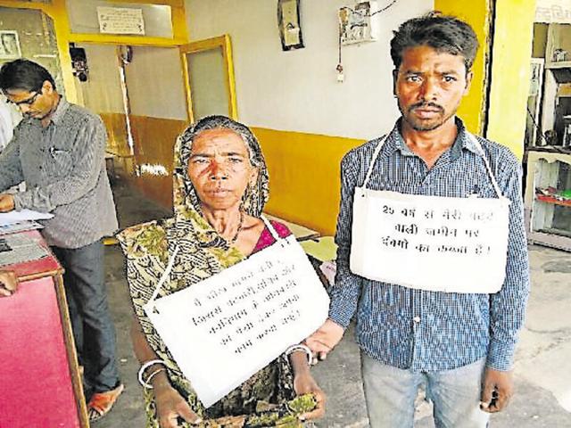 Rajkumari and her son, begging for money in front of the Tikamgarh Collectorate.(HT photo)