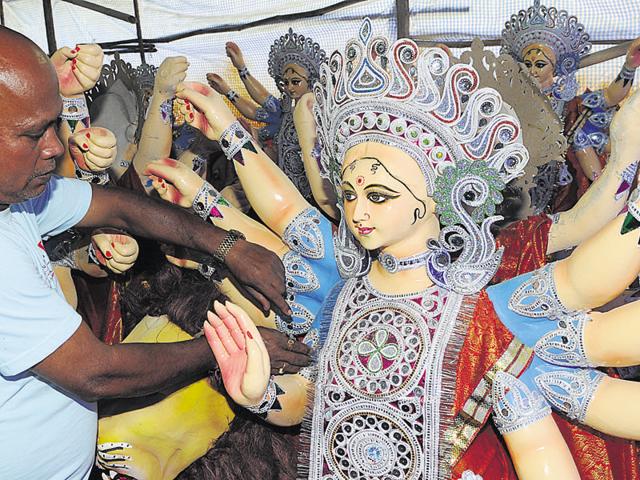 Compared to 2015, artisans in Bhopal have received twice the number of orders for idols this year.(Praveen Bajpai/HT photo)