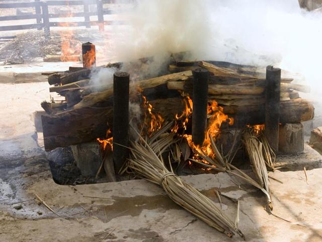 Daughters of a 75-year-old woman had to dismantle the roof of their home to collect wood for their mother’s funeral in Odisha.(Shutterstock)