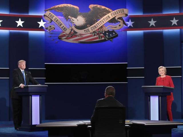Democratic presidential nominee Hillary Clinton (right) speaks as Republican presidential nominee Donald Trump (left) listens during the presidential debate. (AFP Photo)