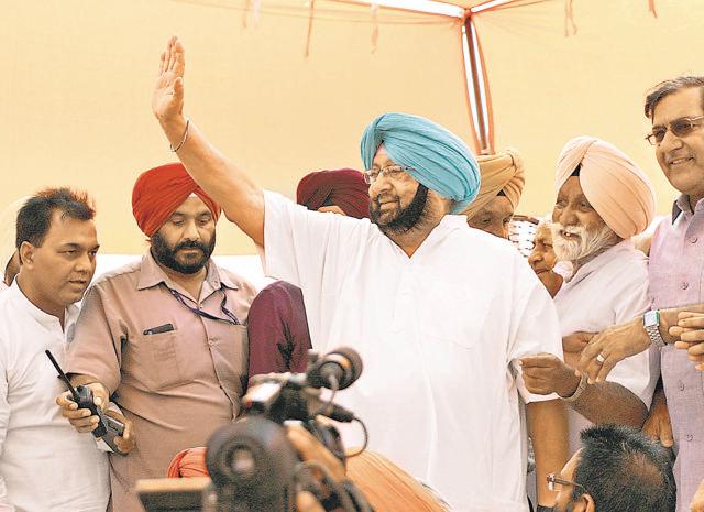 Captain Amarinder Singh at a rally in Hoshiarpur. (Harpreet Kaur/HT Photo) Captain Amarinder Singh at a rally in Hoshiarpur. (Harpreet Kaur/HT Photo)