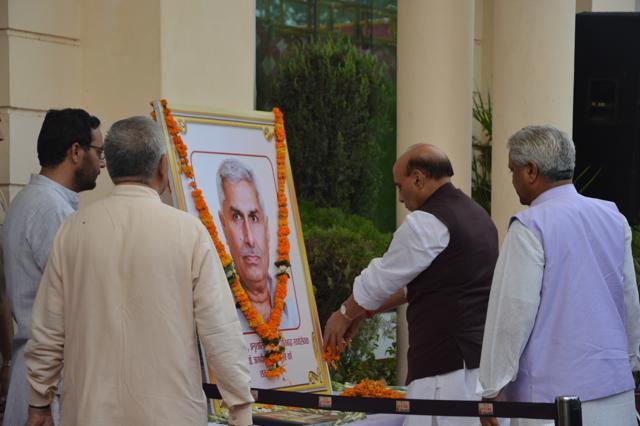 Rajnath paying floral tributes to Gagneja in Jalandhar on Tuesday. (Pardeep Pandit/HT Photo)