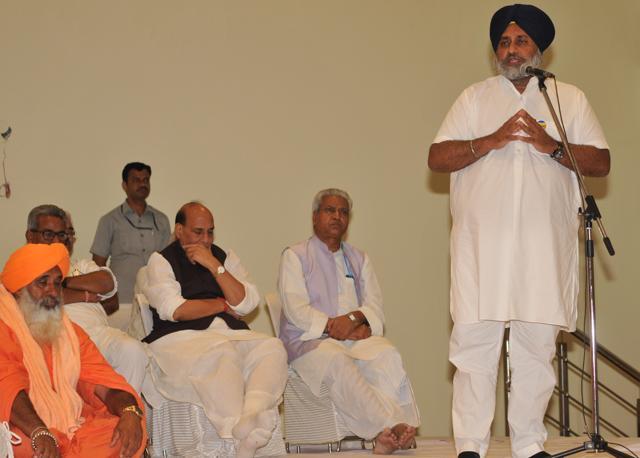 Sukhbir speaking at Ganeja’s memorial function. (Pardeep Pandit/HT Photo)