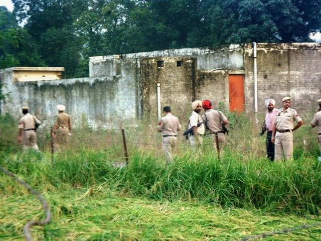 Police men during a search operation in Pathankot on Tuesday after a high alert was sounded following inputs about suspicious movement of some people.(PTI Photo) Police men during a search operation in Pathankot on Tuesday after a high alert was sounded following inputs about suspicious movement of some people.(PTI Photo)