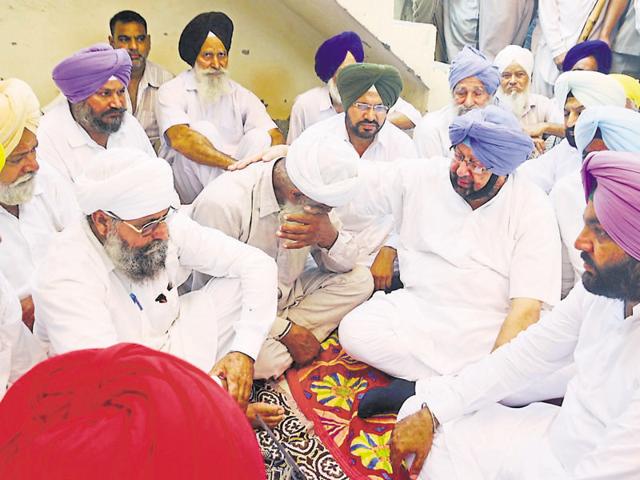 Punjab Congress president Capt Amarinder Singh comforting the family of school-van accident victim Robinjit Singh at Muhawa village near Attari in Amritsar district on Monday. (Sameer Sehgal/HT Photo) Punjab Congress president Capt Amarinder Singh comforting the family of school-van accident victim Robinjit Singh at Muhawa village near Attari in Amritsar district on Monday. (Sameer Sehgal/HT Photo)