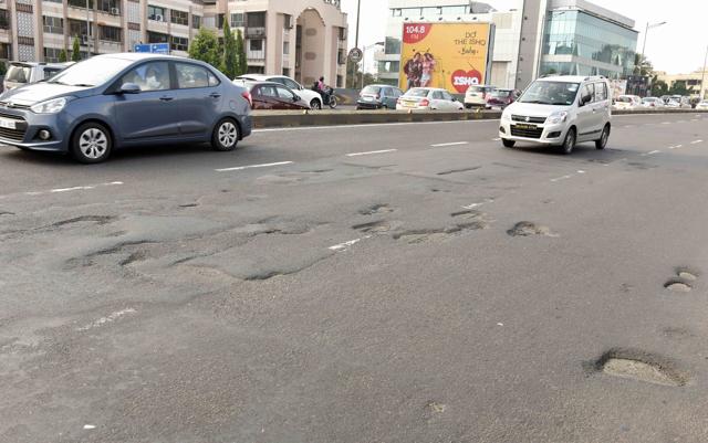 PWD is banking on Mastic asphalt to prevent potholes on the Western Express Highway(HT File Photo)