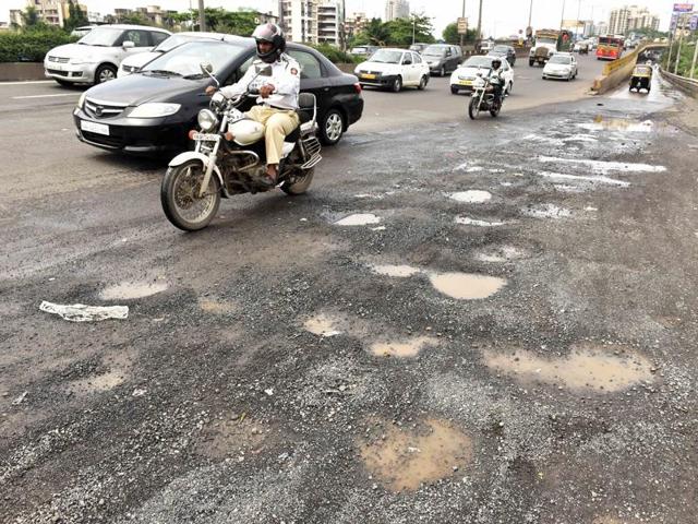 HT took a ride down both highways on Sunday and found that the WEH is in far worse shape that the EEH, and responsible for the city’s worst commutes.(Pratham Gokhale/HT photo)