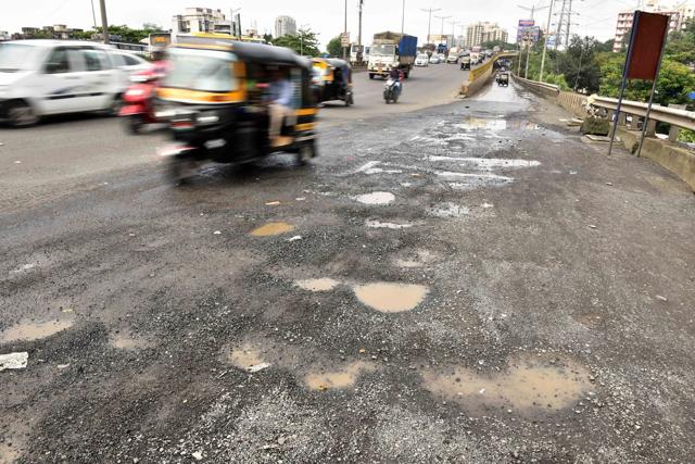 The BMC claimed that 4,568 potholes had been reported across the city and only 43 of these were yet to be repaired(HT FILE PHOTO)