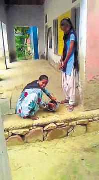 Students wash utensils at the government middle school in Uncha Gaaon of Ekta gram panchayat in Bharatpur. (HT photo) Students wash utensils at the government middle school in Uncha Gaaon of Ekta gram panchayat in Bharatpur. (HT photo)