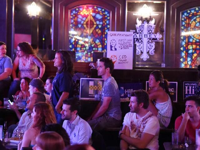 Clinton supporters watch the first US presidential debate at The Abbey bar and restaurant in West Hollywood, California. (AFP Photo)