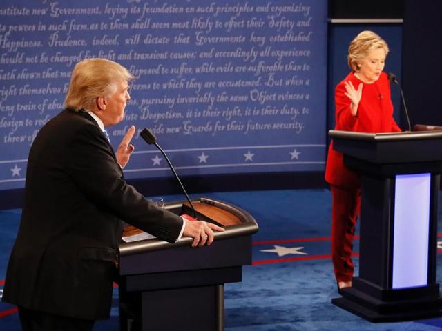 Republican nominee Donald Trump (L) and Democratic nominee Hillary Clinton exchange during the first presidential debate at Hofstra University in Hempstead, New York.(AFP Photo)