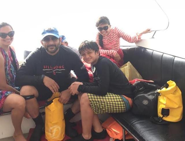 Arshad poses for the camera with wife Maria, son Zeke and daughter Zene. (Hindustan Times)