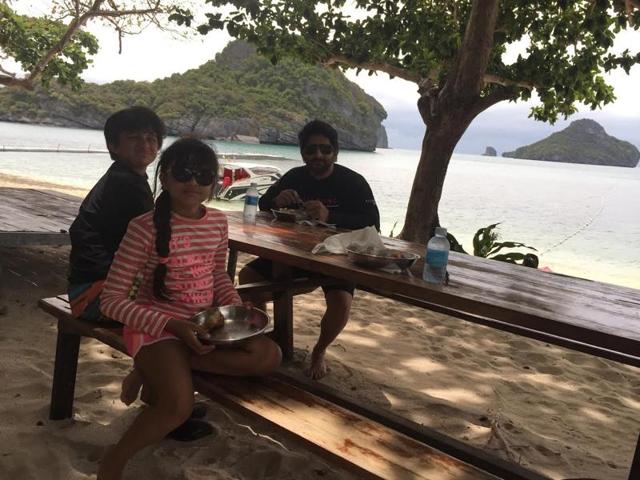 Enjoying a meal with kids, Arshad flaunts the perfect family holiday. (Hindustan Times)