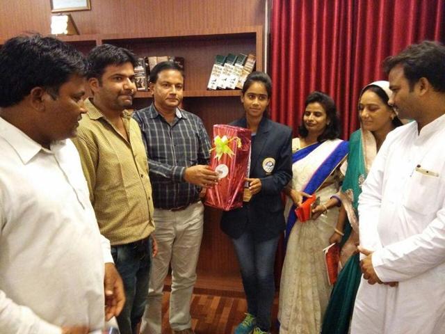 Muskan Dawar being felicitated by district collector Rajnish Shrivastava for her achievement.(HT photo) Muskan Dawar being felicitated by district collector Rajnish Shrivastava for her achievement.(HT photo)