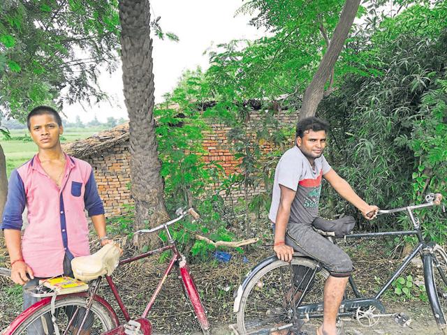 Satish Yadav, left, is a Samajwadi Party supporter while Arun Kumar backs the Bahujan Samaj Party.(HT Photo)