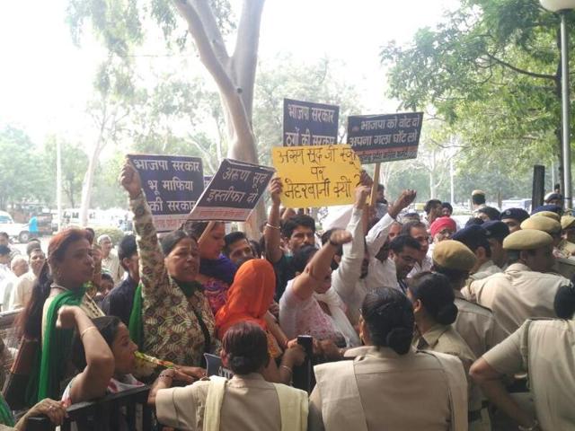 Congress workers protesting against the mayor at Sector 17, Chandigarh on Wednesday.(Ravi Sharma/HT Photo)