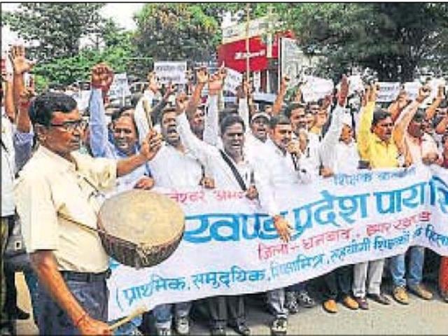 Para-teachers hold a demonstration demanding the regularisation of their services before the state BJP office in Ranchi on Monday.(DIWAKAR PRASAD/HT PHOTO) Para-teachers hold a demonstration demanding the regularisation of their services before the state BJP office in Ranchi on Monday.(DIWAKAR PRASAD/HT PHOTO)