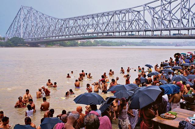 Far from Sen’s city drenched in blood: Taking a dip in the Ganga on Mahalaya on the eve of Durga puja in Kolkata.(Subhendu Sarkar/Getty Images) Far from Sen’s city drenched in blood: Taking a dip in the Ganga on Mahalaya on the eve of Durga puja in Kolkata.(Subhendu Sarkar/Getty Images)