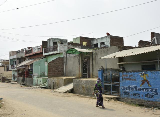 A woman walks on an empty road in Bisada village. (Ravi Choudhary/HT PHOTO) A woman walks on an empty road in Bisada village. (Ravi Choudhary/HT PHOTO)