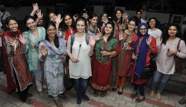 The 20-member Girls for Peace group from Pakistan that was welcomed to the city at People’s Convention Centre in Sector 36 on Tuesday night. (Keshav Singh/HT Photo) The 20-member Girls for Peace group from Pakistan that was welcomed to the city at People’s Convention Centre in Sector 36 on Tuesday night. (Keshav Singh/HT Photo)