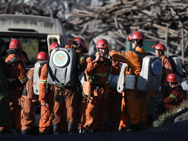 In this photo released by China's Xinhua News Agency, rescuers prepare to enter a coal mine in Shizuishan in northwestern China's Ningxia Hui Autonomous Region on September 28, 2016.(AP) In this photo released by China's Xinhua News Agency, rescuers prepare to enter a coal mine in Shizuishan in northwestern China's Ningxia Hui Autonomous Region on September 28, 2016.(AP)