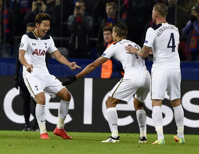 Tottenham Hotspur's Belgian defender Toby Alderweireld (R), midfielder Erik Lamela (C) and striker Son Heung-Min celebrate their goal. (AFP Photo) Tottenham Hotspur's Belgian defender Toby Alderweireld (R), midfielder Erik Lamela (C) and striker Son Heung-Min celebrate their goal. (AFP Photo)