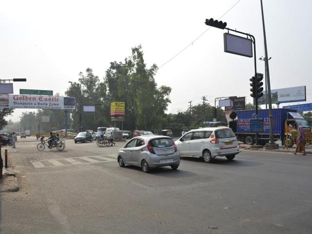 Commuters from Delhi and Vaishali will be able to avoid Vasundhara and use the flyover to move directly towards Mohan Nagar. (Sakib Ali/HT) Commuters from Delhi and Vaishali will be able to avoid Vasundhara and use the flyover to move directly towards Mohan Nagar. (Sakib Ali/HT)