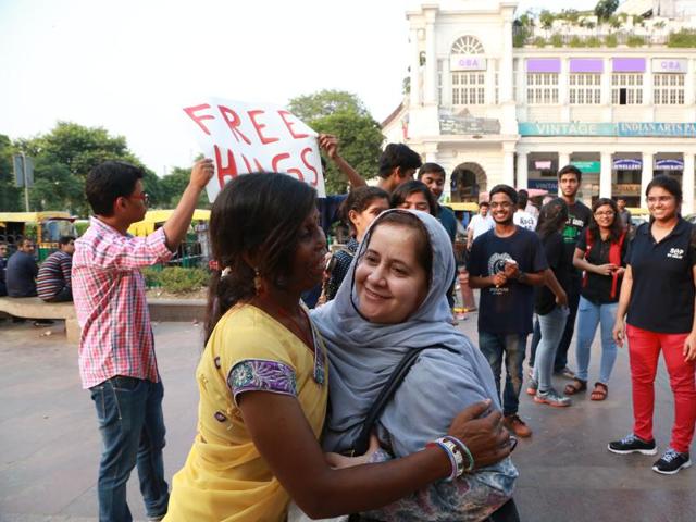 IITians jubilantly pose for the camera after the completion of the event where acid attack survivors receives free hugs people in Delhi’s Connaught Place. The event was organised as part of the social campaign Pehchaan.(AMAL KS/HT)