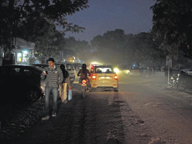 Power supply to streetlights in Sushant Lok-1 was snapped on Tuesday. (Abhinav Saha/HT File) Power supply to streetlights in Sushant Lok-1 was snapped on Tuesday. (Abhinav Saha/HT File)