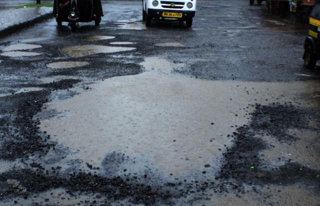 BJP walked out of Wednesday’s standing committee meeting along with the opposition stating that Sena was supporting the administration despite its failures to provide good roads to the city(HT File Photo)