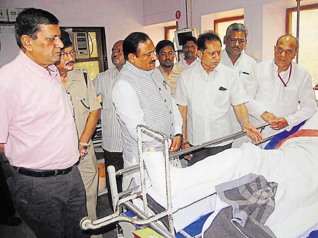Ministers Bhoopendra Singh (second from left) and Gauri Shankar Bisen (extreme right) at the hospital in Jabalpur on Tuesday.(Mujeeb Faruqui/HT) Ministers Bhoopendra Singh (second from left) and Gauri Shankar Bisen (extreme right) at the hospital in Jabalpur on Tuesday.(Mujeeb Faruqui/HT)