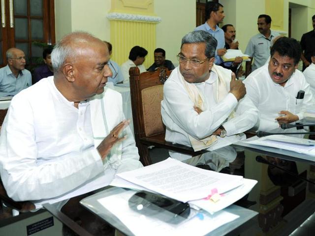 Former Prime Minister HD Deve Gowda interacts with Karnataka chief minister Siddaramaiah at an all-party meeting on Cauvery water sharing issue at Vidhan Soudha in Bengaluru.(PTI) Former Prime Minister HD Deve Gowda interacts with Karnataka chief minister Siddaramaiah at an all-party meeting on Cauvery water sharing issue at Vidhan Soudha in Bengaluru.(PTI)