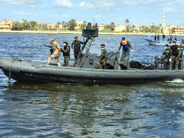 Egyptian coast guard and rescue workers bring ashore bodies recovered from a Europe-bound boat that capsized off Egypt's Mediterranean coast last week, in Rosetta.(AP Photo)