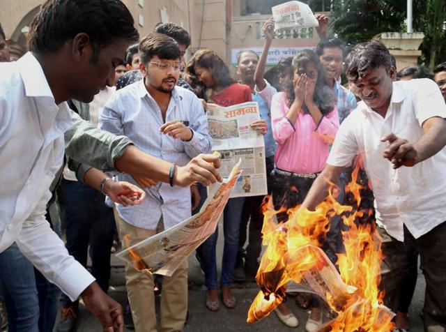 People protest against Shiv Sena chief and the editor of Saamna nwespaper, Uddhav Thackeray, over the cartoon controversy in Thane on Wednesday.(PTI) People protest against Shiv Sena chief and the editor of Saamna nwespaper, Uddhav Thackeray, over the cartoon controversy in Thane on Wednesday.(PTI)