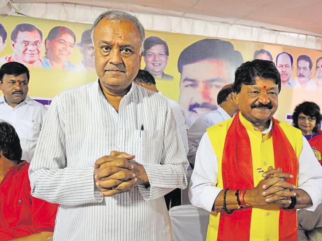 (Right) Kailash Vijayvargiya’s tweets caused a flutter in the party and the government on Tuesday.(HT file) (Right) Kailash Vijayvargiya’s tweets caused a flutter in the party and the government on Tuesday.(HT file)