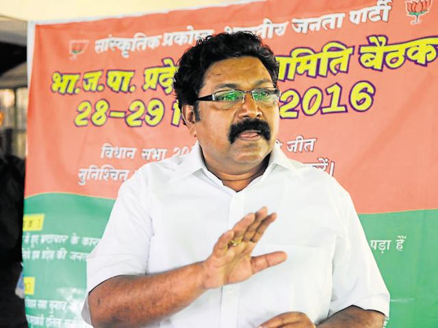 Rajesh Bhadoria addressing a press conference in Bhopal on Tuesday.(Mujeeb Faruqui/HT photo)