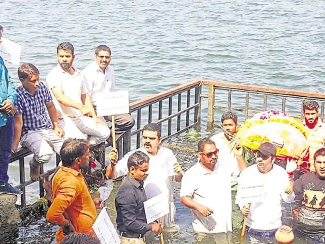 Congress supporters stage a protest inside Chambal river against hike in power tariff in Kota on Wednesday.(AH ZAIDI/ HT PHOTO)