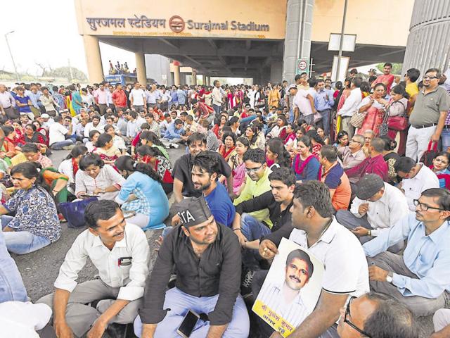 Teachers stage a protest at Surajmal Stadium Metro station on Tuesday.They are demanding improved security, better compensation and snipping powers of the School Management Committee.(Sonu Mehta/HT Photo) Teachers stage a protest at Surajmal Stadium Metro station on Tuesday.They are demanding improved security, better compensation and snipping powers of the School Management Committee.(Sonu Mehta/HT Photo)