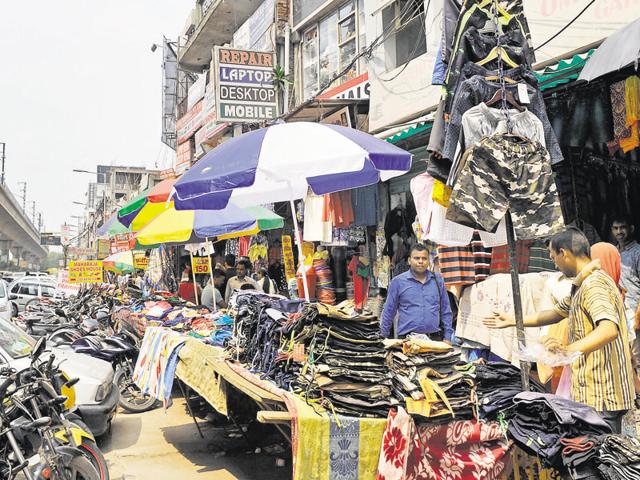 Vendors are hopeful that the authority will allocate space to them in markets, from where they can run their small shops without fear of eviction.(Burhaan Kinu/HT PHOTO) Vendors are hopeful that the authority will allocate space to them in markets, from where they can run their small shops without fear of eviction.(Burhaan Kinu/HT PHOTO)