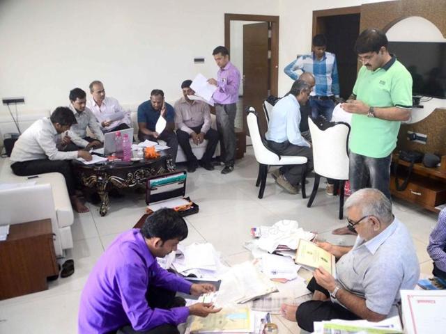 Lokayukta sleuths search the house of UDA engineer Ranjan Garg in Ujjain on Wednesday.(Sunil Magariya/HT) Lokayukta sleuths search the house of UDA engineer Ranjan Garg in Ujjain on Wednesday.(Sunil Magariya/HT)