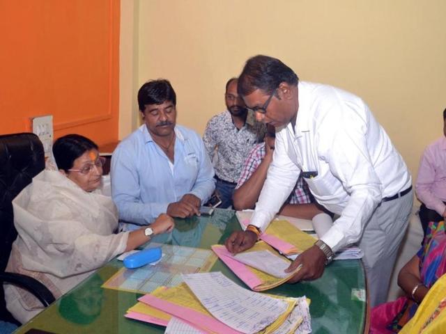 Mayor Malini Gaud inspects official records at Palhar Nagar zonal office of Indore civic body on Wednesday.(HT photo) Mayor Malini Gaud inspects official records at Palhar Nagar zonal office of Indore civic body on Wednesday.(HT photo)