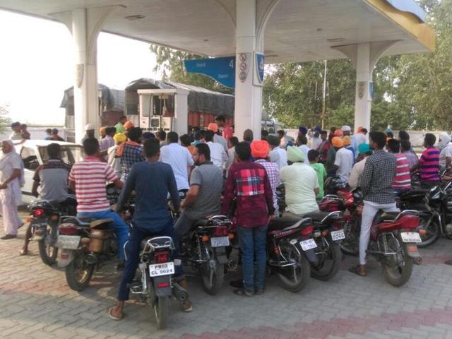In the border district of Attari, heavy rush was seen at the petrol pumps as people turned up in droves to get their vehicles filled up.(HT Photo)