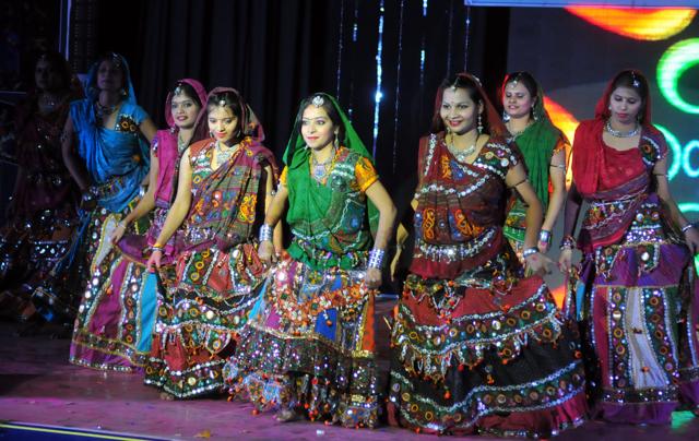 Girls during the practice session of garba. (Shankar Mourya/ HT) Girls during the practice session of garba. (Shankar Mourya/ HT)