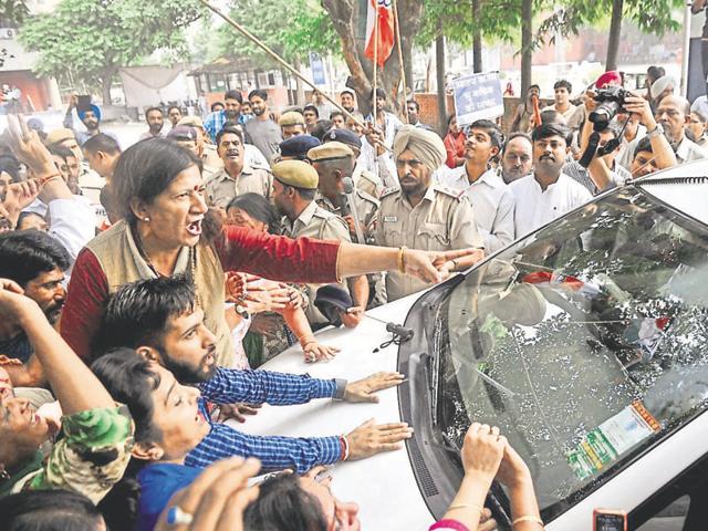 Former mayor Poonam Sharma of the Congress and her supporters raising slogans against mayor Arun Sood as they gheraoed his car outside the municipal corporation office in Sector 17, Chandigarh, on Wednesday. (Ravi Kumar/HT Photo) Former mayor Poonam Sharma of the Congress and her supporters raising slogans against mayor Arun Sood as they gheraoed his car outside the municipal corporation office in Sector 17, Chandigarh, on Wednesday. (Ravi Kumar/HT Photo)