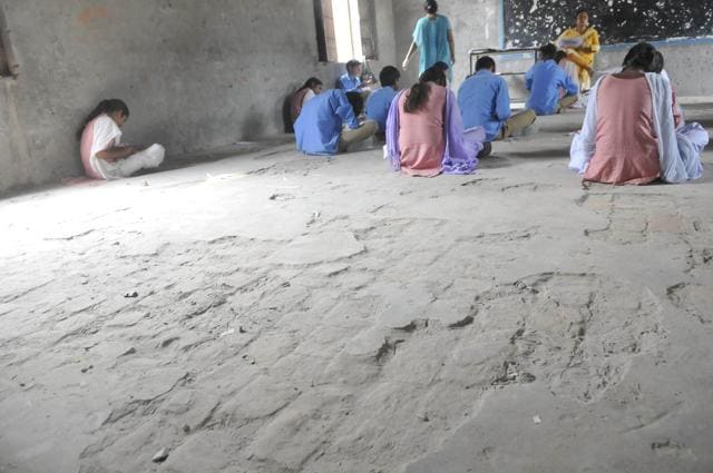 At present, students of Classes 7, 9 and 11 are made to sit in the open and in school corridors. Two sections of Class 8 are accommodated in one hall. (Gurminder Singh/HT)