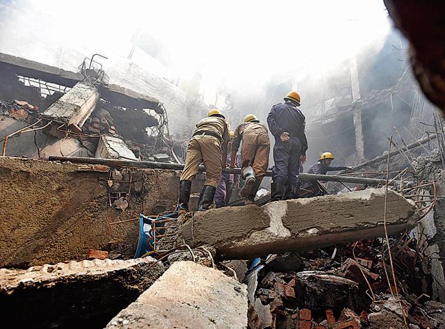 Firemen and people from other agencies dousing the fire at Narela Industrial Area in New Delhi on Thursday.(Sushil Kumar/Hindustan Times) Firemen and people from other agencies dousing the fire at Narela Industrial Area in New Delhi on Thursday.(Sushil Kumar/Hindustan Times)