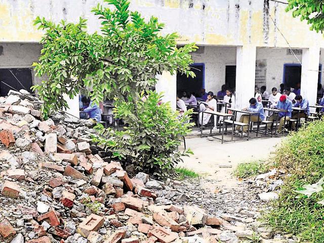 Students of Government Senior Secondary School, Ladowal, are forced to attend their classes in the open.(Gurminder Singh/HT)